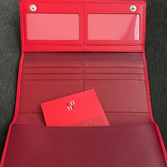 Carolina Herrera red embossed leather wallet. - Picture 3 of 5